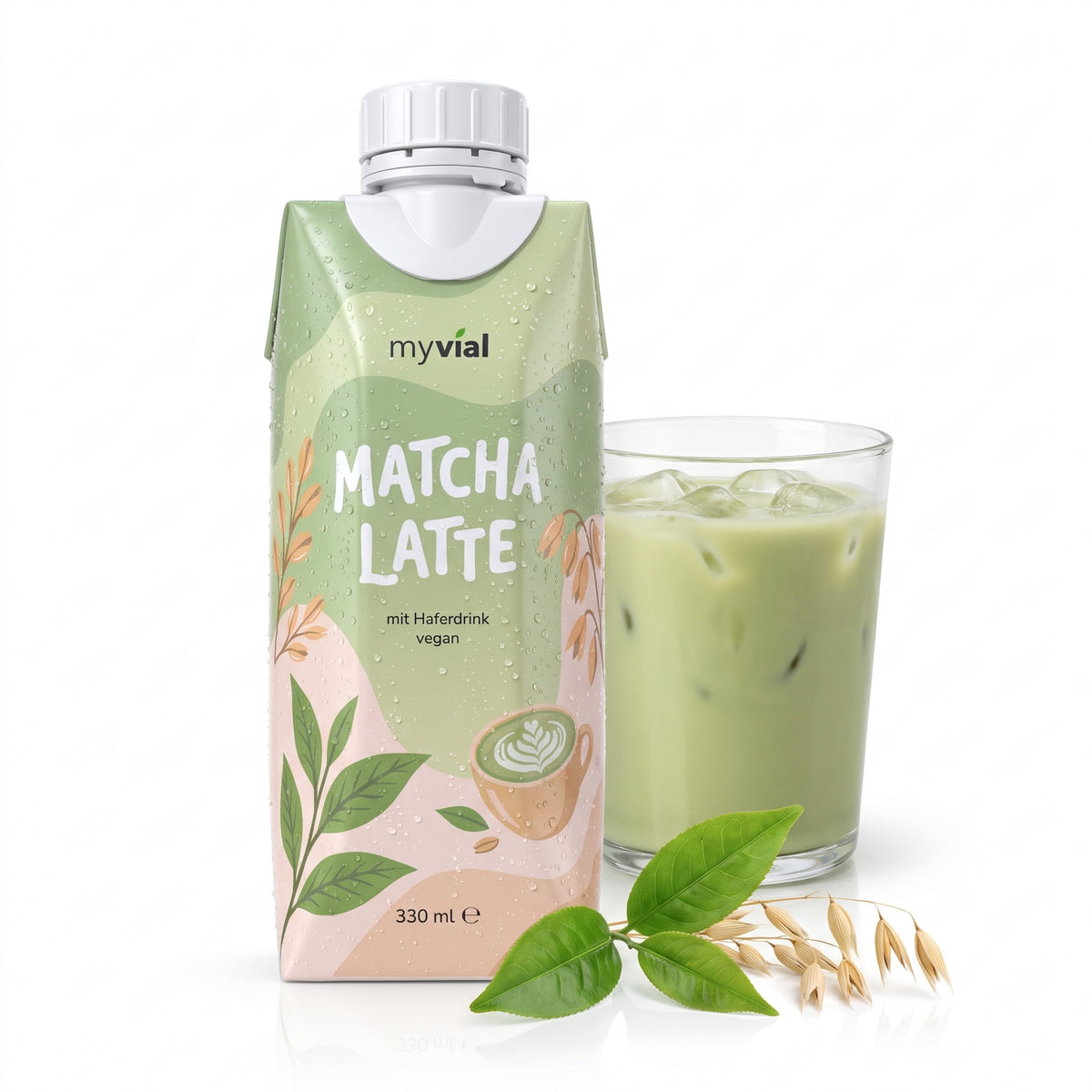 myvial Matcha Latte, 330 ml Trinkpäckchen mit Haferdrink, daneben ein Glas Iced Matcha Latte