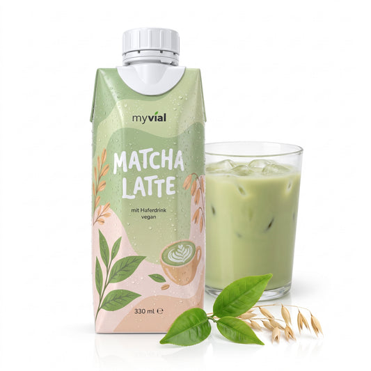 myvial Matcha Latte, 330 ml Trinkpäckchen mit Haferdrink, daneben ein Glas Iced Matcha Latte