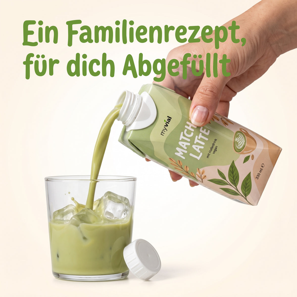 Matcha Latte wird über Eiswürfel ins Glas gegossen, ein Familienrezept für dich abgefüllt