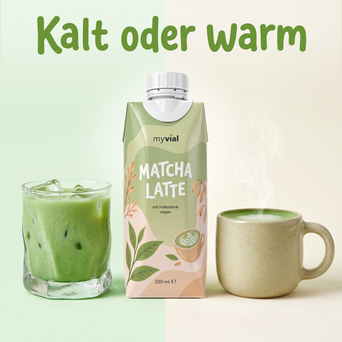 Matcha Latte kalt oder warm, mit Eisglas und dampfender Tasse