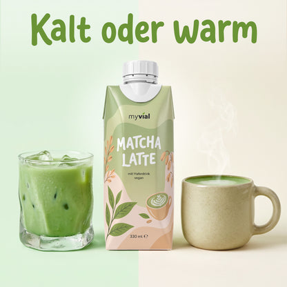 Matcha Latte kalt oder warm, mit Eisglas und dampfender Tasse