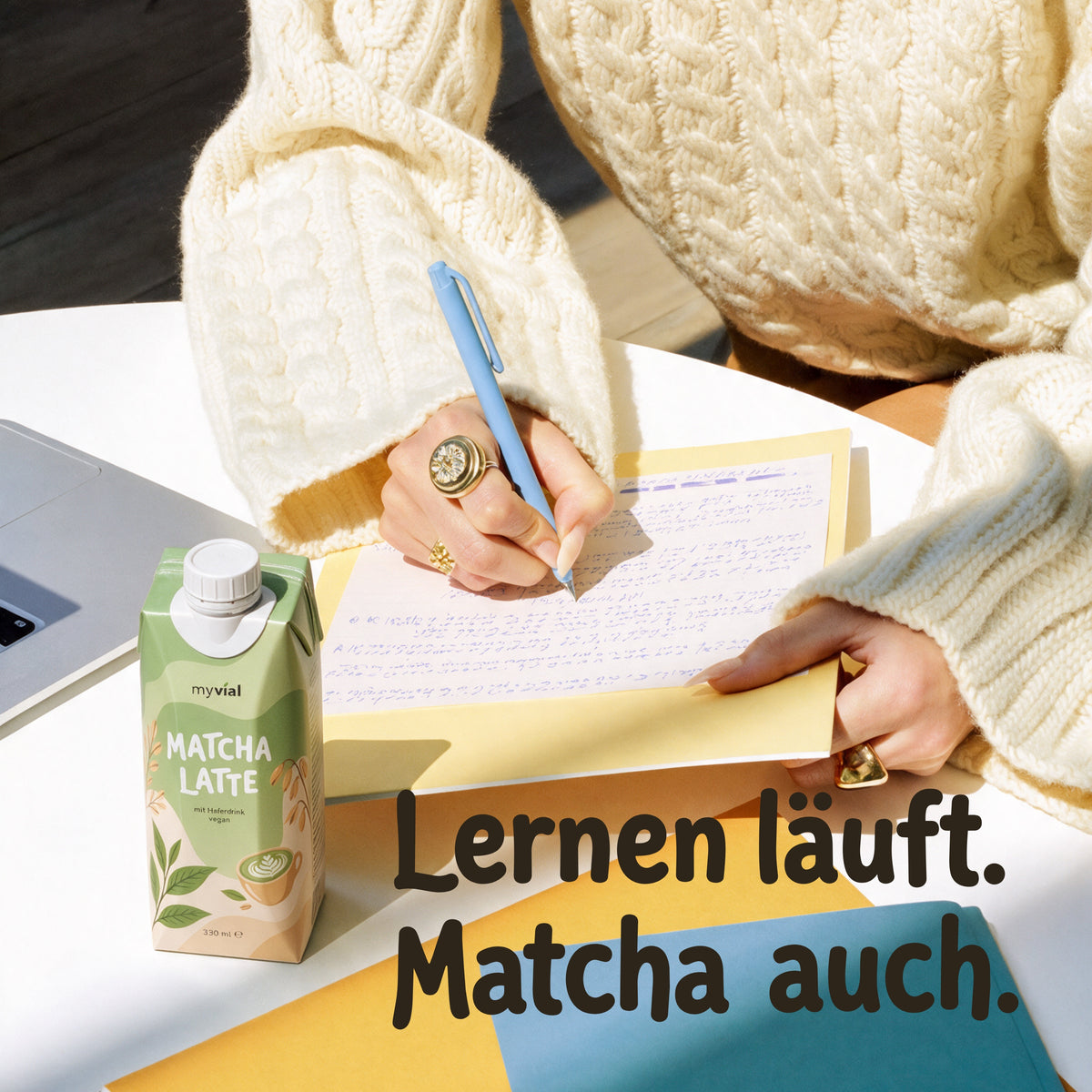 myvial Matcha Latte auf dem Schreibtisch beim Lernen